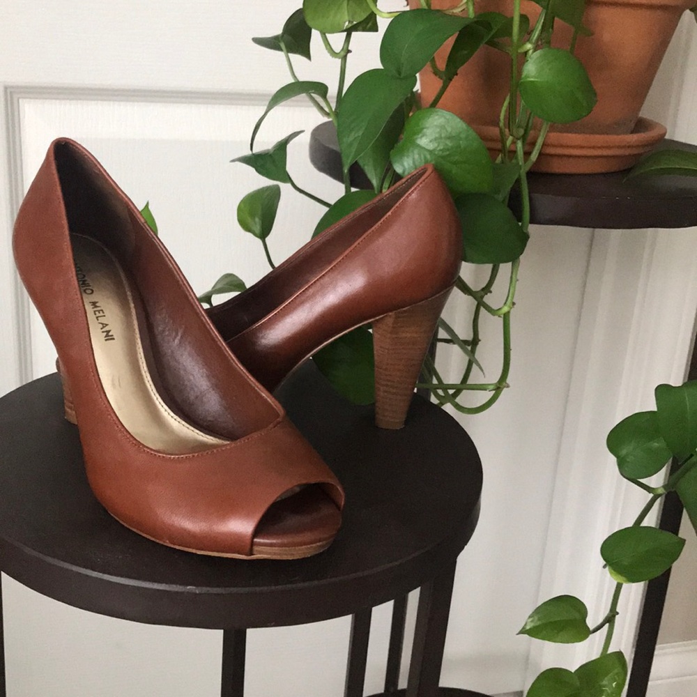 Antonio Melani tan peep toe heel size 8